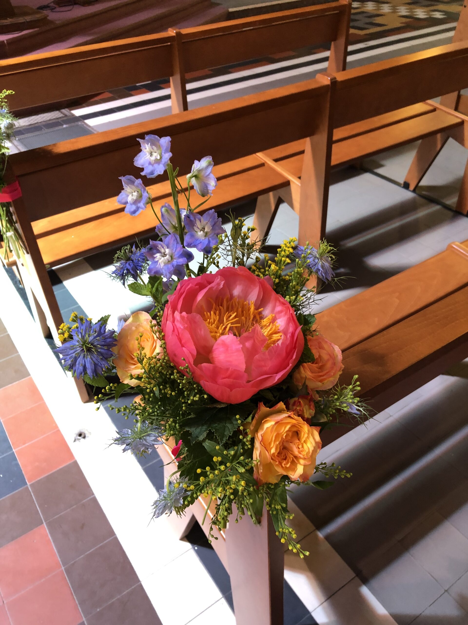 Bouquet de fleurs église mariage bancs