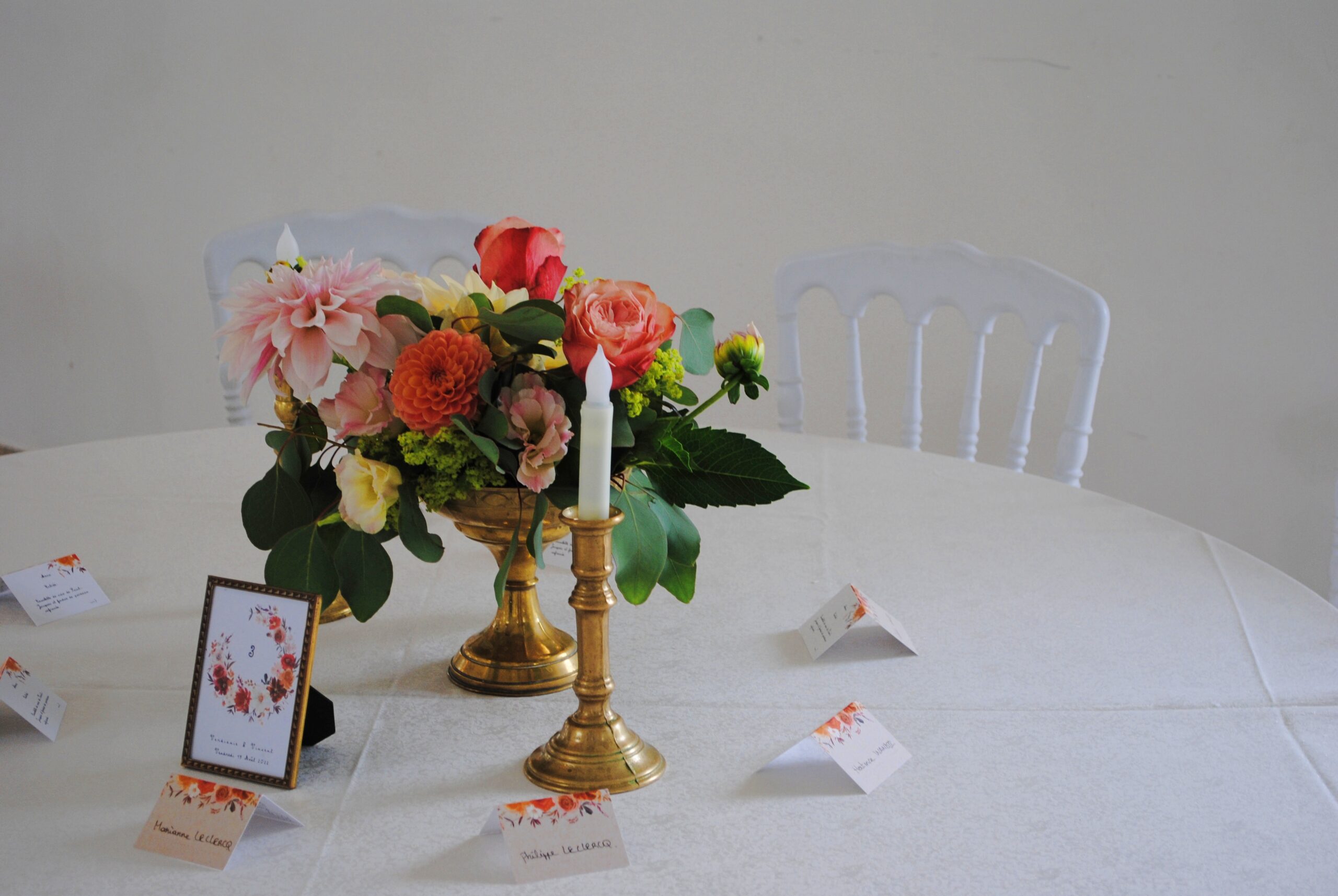 Bouquet de fleurs dans une coupe dorée Mariage